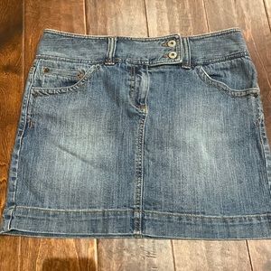Ann Taylor loft Jean skirt women’s size 6. Only worn one time!